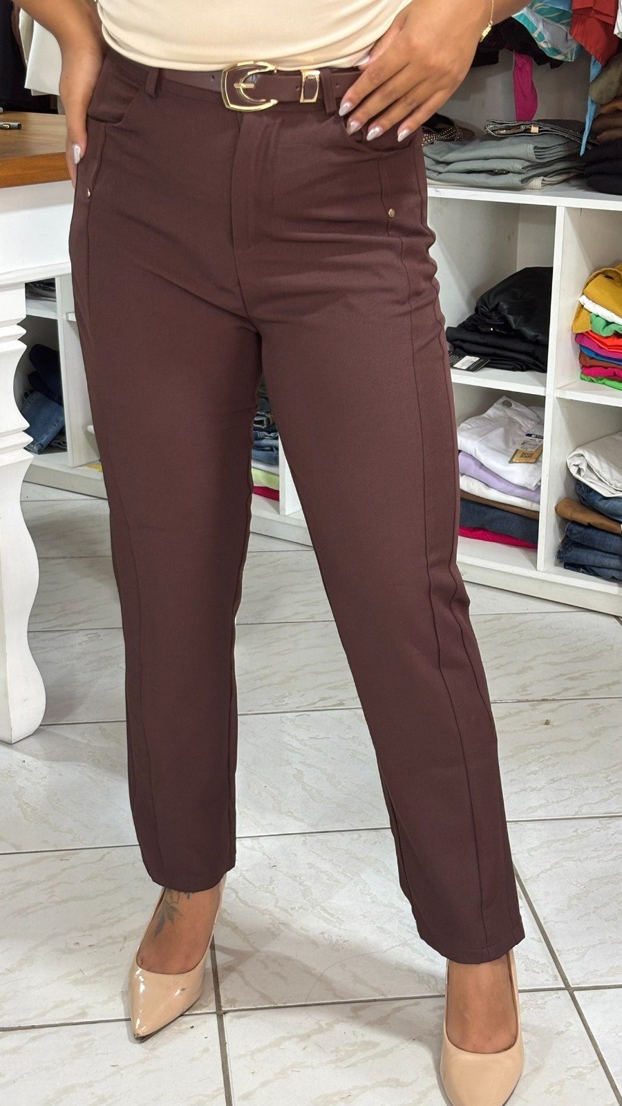 calça alfaiataria marrom