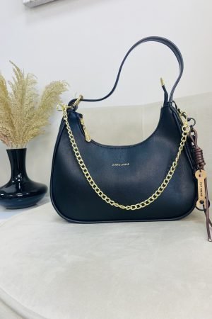 bolsa modelo meia lua com detalhes em corrente dourada