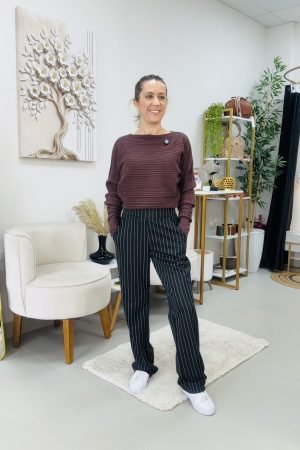 calça risca de giz com fenda na barra